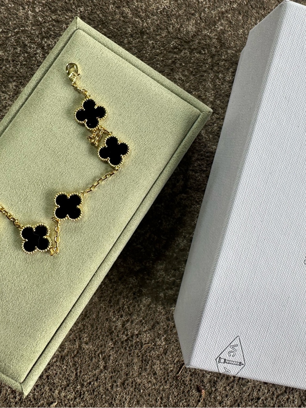 Van Cleef & Arpels Vintage Alhambra 5 Motifs Bracelet 18K Yellow Gold and Onyx - Picture 4 of 13